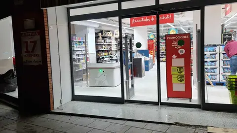 Alcampo ha puesto en marcha este lunes, 17 de noviembre, su nueva tienda ‘365 días’ en la Avenida Reyes Leoneses, a la altura del número 25. El establecimiento abrirá sus puertas a diario a las 7.00 horas, estrenando un formato de funcionamiento de 18 horas diarias.