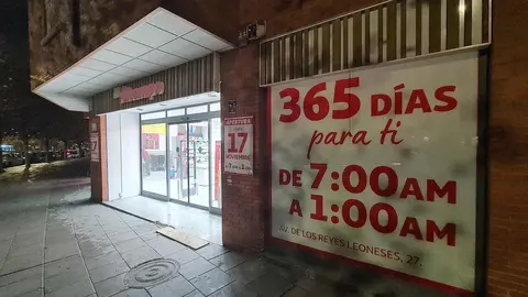 Alcampo ha puesto en marcha este lunes, 17 de noviembre, su nueva tienda ‘365 días’ en la Avenida Reyes Leoneses, a la altura del número 25. El establecimiento abrirá sus puertas a diario a las 7.00 horas, estrenando un formato de funcionamiento de 18 horas diarias.