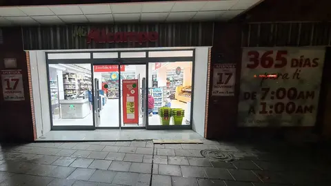 Alcampo ha puesto en marcha este lunes, 17 de noviembre, su nueva tienda ‘365 días’ en la Avenida Reyes Leoneses, a la altura del número 25. El establecimiento abrirá sus puertas a diario a las 7.00 horas, estrenando un formato de funcionamiento de 18 horas diarias.