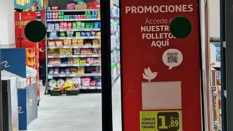 Alcampo ha puesto en marcha este lunes, 17 de noviembre, su nueva tienda ‘365 días’ en la Avenida Reyes Leoneses, a la altura del número 25. El establecimiento abrirá sus puertas a diario a las 7.00 horas, estrenando un formato de funcionamiento de 18 horas diarias.