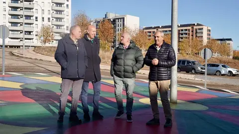 El alcalde de León, José Antonio Diez, informa sobre proyectos municipales en el barrio de La Palomera. Foto: Campillo.