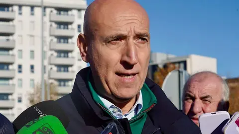 El alcalde de León, José Antonio Diez, informa sobre proyectos municipales en el barrio de La Palomera. Foto: Campillo.