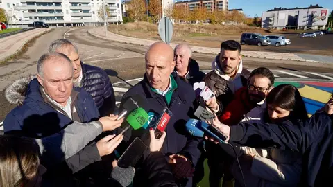 El alcalde de León, José Antonio Diez, informa sobre proyectos municipales en el barrio de La Palomera. Foto: Campillo.