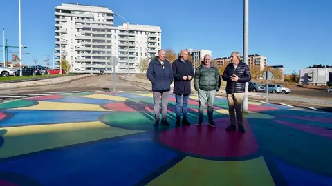 El alcalde de León, José Antonio Diez, informa sobre proyectos municipales en el barrio de La Palomera. Foto: Campillo.