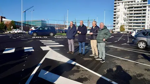El alcalde de León, José Antonio Diez, informa sobre proyectos municipales en el barrio de La Palomera. Foto: Campillo.