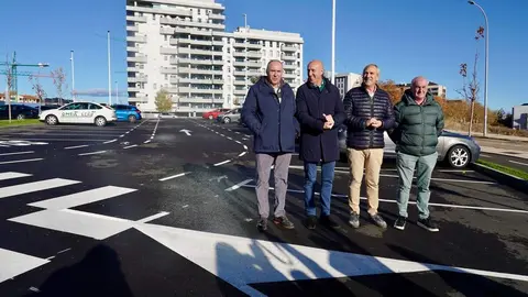 El alcalde de León, José Antonio Diez, informa sobre proyectos municipales en el barrio de La Palomera. Foto: Campillo.