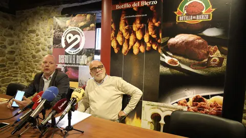 El presidente del Consejo Regulador de la I.G.P. Botillo del Bierzo es Óscar Ramos (D), junto al director de Alimentos de Calidad del Bierzo, Pablo Linares (I), durante la presentación del acto de celebración del XXV aniversario de la IGP Botillo del Bierzo. Foto: César Sánchez.