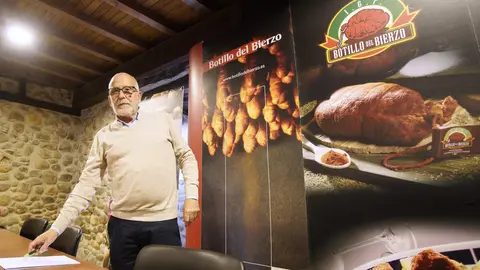 El presidente del Consejo Regulador de la I.G.P. Botillo del Bierzo es Óscar Ramos (D), junto al director de Alimentos de Calidad del Bierzo, Pablo Linares (I), durante la presentación del acto de celebración del XXV aniversario de la IGP Botillo del Bierzo. Foto: César Sánchez.
