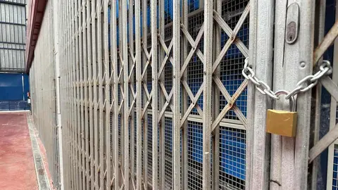 El portavoz del Grupo Municipal del Partido Popular en el Ayuntamiento de León, David Fernández, denunció este lunes el estado actual del proyecto ‘León Market’, presentado en febrero de 2023 por el entonces alcalde, José Antonio Diez, como una apuesta para impulsar la digitalización del comercio local. La realidad hoy es una instalación cerrada que se consume sin uso.