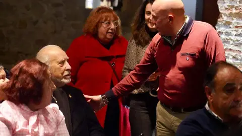 La Plataforma SOS León por su Autonomía, impulsada por la asociaciones Conceyu País Llionés y Unidad Leonesa, se presentó hoy de manera oficial en la capital para dar a conocer su voluntad de convertirse en un espacio común de la sociedad civil que reclama el autogobierno. Fotos: Campillo