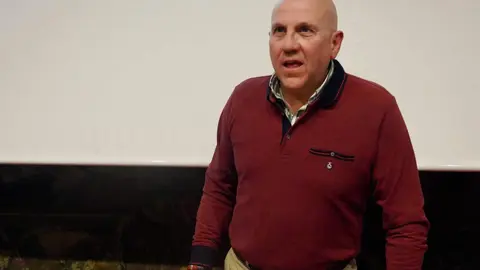 La Plataforma SOS León por su Autonomía, impulsada por la asociaciones Conceyu País Llionés y Unidad Leonesa, se presentó hoy de manera oficial en la capital para dar a conocer su voluntad de convertirse en un espacio común de la sociedad civil que reclama el autogobierno. Fotos: Campillo