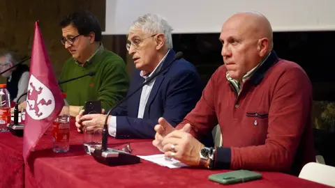 La Plataforma SOS León por su Autonomía, impulsada por la asociaciones Conceyu País Llionés y Unidad Leonesa, se presentó hoy de manera oficial en la capital para dar a conocer su voluntad de convertirse en un espacio común de la sociedad civil que reclama el autogobierno. Fotos: Campillo
