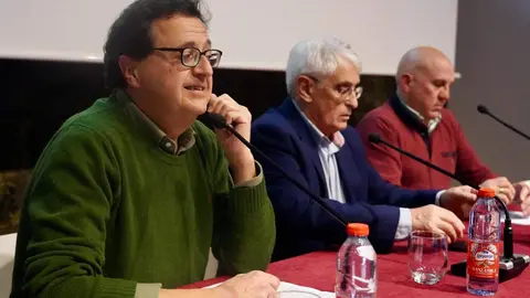 La Plataforma SOS León por su Autonomía, impulsada por la asociaciones Conceyu País Llionés y Unidad Leonesa, se presentó hoy de manera oficial en la capital para dar a conocer su voluntad de convertirse en un espacio común de la sociedad civil que reclama el autogobierno. Fotos: Campillo