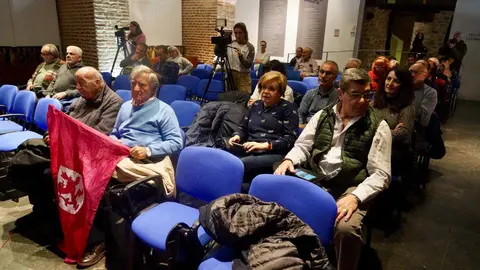 La Plataforma SOS León por su Autonomía, impulsada por la asociaciones Conceyu País Llionés y Unidad Leonesa, se presentó hoy de manera oficial en la capital para dar a conocer su voluntad de convertirse en un espacio común de la sociedad civil que reclama el autogobierno. Fotos: Campillo