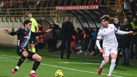 La Cultural sabe sufrir ante un Málaga que ha dominado, hasta que ha aparecido la figura de Ribeiro para inclinar la balanza en la primera mitad.