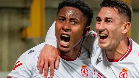 Ribeiro y Manu Justo celebran el único gol del partido.