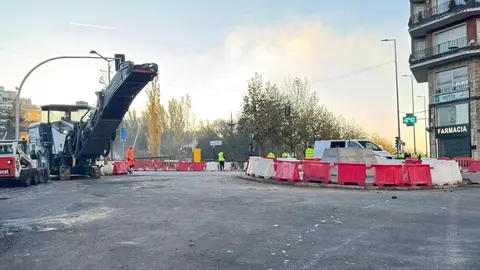 El tráfico ha quedado cortado este martes 18 de noviembre en el Puente de los Leones y su entronque con la avenida de Palencia para ejecutar la última fase de la nueva glorieta que transformará uno de los puntos más transitados de la ciudad. La medida se mantendrá también en las próximas horas, según informó la Policía Local, con el fin de completar el fresado de la calzada y la extensión de las nuevas capas de aglomerado.