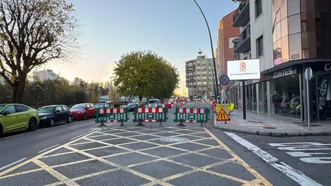 El tráfico ha quedado cortado este martes 18 de noviembre en el Puente de los Leones y su entronque con la avenida de Palencia para ejecutar la última fase de la nueva glorieta que transformará uno de los puntos más transitados de la ciudad. La medida se mantendrá también en las próximas horas, según informó la Policía Local, con el fin de completar el fresado de la calzada y la extensión de las nuevas capas de aglomerado.