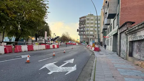El tráfico ha quedado cortado este martes 18 de noviembre en el Puente de los Leones y su entronque con la avenida de Palencia para ejecutar la última fase de la nueva glorieta que transformará uno de los puntos más transitados de la ciudad. La medida se mantendrá también en las próximas horas, según informó la Policía Local, con el fin de completar el fresado de la calzada y la extensión de las nuevas capas de aglomerado.
