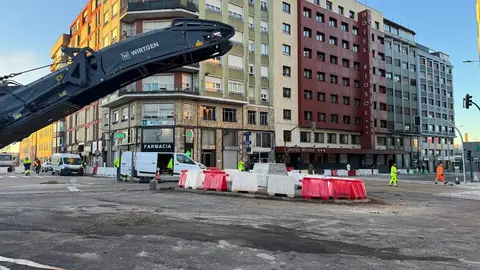 El tráfico ha quedado cortado este martes 18 de noviembre en el Puente de los Leones y su entronque con la avenida de Palencia para ejecutar la última fase de la nueva glorieta que transformará uno de los puntos más transitados de la ciudad. La medida se mantendrá también en las próximas horas, según informó la Policía Local, con el fin de completar el fresado de la calzada y la extensión de las nuevas capas de aglomerado.
