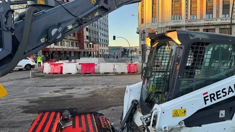 El tráfico ha quedado cortado este martes 18 de noviembre en el Puente de los Leones y su entronque con la avenida de Palencia para ejecutar la última fase de la nueva glorieta que transformará uno de los puntos más transitados de la ciudad. La medida se mantendrá también en las próximas horas, según informó la Policía Local, con el fin de completar el fresado de la calzada y la extensión de las nuevas capas de aglomerado.