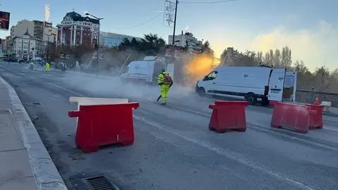 El tráfico ha quedado cortado este martes 18 de noviembre en el Puente de los Leones y su entronque con la avenida de Palencia para ejecutar la última fase de la nueva glorieta que transformará uno de los puntos más transitados de la ciudad. La medida se mantendrá también en las próximas horas, según informó la Policía Local, con el fin de completar el fresado de la calzada y la extensión de las nuevas capas de aglomerado.