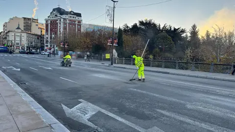 El tráfico ha quedado cortado este martes 18 de noviembre en el Puente de los Leones y su entronque con la avenida de Palencia para ejecutar la última fase de la nueva glorieta que transformará uno de los puntos más transitados de la ciudad. La medida se mantendrá también en las próximas horas, según informó la Policía Local, con el fin de completar el fresado de la calzada y la extensión de las nuevas capas de aglomerado.