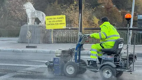 El tráfico ha quedado cortado este martes 18 de noviembre en el Puente de los Leones y su entronque con la avenida de Palencia para ejecutar la última fase de la nueva glorieta que transformará uno de los puntos más transitados de la ciudad. La medida se mantendrá también en las próximas horas, según informó la Policía Local, con el fin de completar el fresado de la calzada y la extensión de las nuevas capas de aglomerado.
