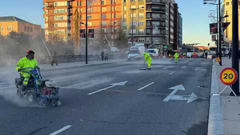 El tráfico ha quedado cortado este martes 18 de noviembre en el Puente de los Leones y su entronque con la avenida de Palencia para ejecutar la última fase de la nueva glorieta que transformará uno de los puntos más transitados de la ciudad. La medida se mantendrá también en las próximas horas, según informó la Policía Local, con el fin de completar el fresado de la calzada y la extensión de las nuevas capas de aglomerado.