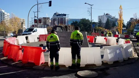 El tráfico ha quedado cortado este martes 18 de noviembre en el Puente de los Leones y su entronque con la avenida de Palencia para ejecutar la última fase de la nueva glorieta que transformará uno de los puntos más transitados de la ciudad. La medida se mantendrá también en las próximas horas, según informó la Policía Local, con el fin de completar el fresado de la calzada y la extensión de las nuevas capas de aglomerado. Foto: Campillo.