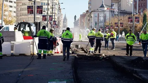 El tráfico ha quedado cortado este martes 18 de noviembre en el Puente de los Leones y su entronque con la avenida de Palencia para ejecutar la última fase de la nueva glorieta que transformará uno de los puntos más transitados de la ciudad. La medida se mantendrá también en las próximas horas, según informó la Policía Local, con el fin de completar el fresado de la calzada y la extensión de las nuevas capas de aglomerado. Foto: Campillo.