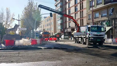 El tráfico ha quedado cortado este martes 18 de noviembre en el Puente de los Leones y su entronque con la avenida de Palencia para ejecutar la última fase de la nueva glorieta que transformará uno de los puntos más transitados de la ciudad. La medida se mantendrá también en las próximas horas, según informó la Policía Local, con el fin de completar el fresado de la calzada y la extensión de las nuevas capas de aglomerado. Foto: Campillo.