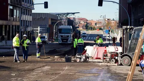 El tráfico ha quedado cortado este martes 18 de noviembre en el Puente de los Leones y su entronque con la avenida de Palencia para ejecutar la última fase de la nueva glorieta que transformará uno de los puntos más transitados de la ciudad. La medida se mantendrá también en las próximas horas, según informó la Policía Local, con el fin de completar el fresado de la calzada y la extensión de las nuevas capas de aglomerado. Foto: Campillo.