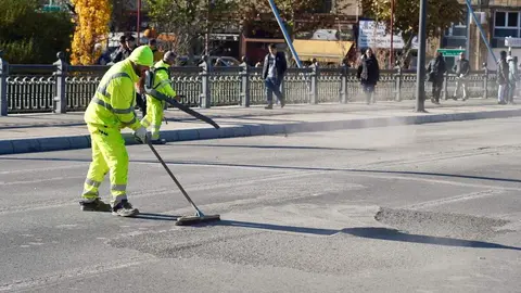 El tráfico ha quedado cortado este martes 18 de noviembre en el Puente de los Leones y su entronque con la avenida de Palencia para ejecutar la última fase de la nueva glorieta que transformará uno de los puntos más transitados de la ciudad. La medida se mantendrá también en las próximas horas, según informó la Policía Local, con el fin de completar el fresado de la calzada y la extensión de las nuevas capas de aglomerado. Foto: Campillo.