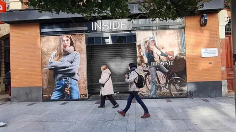 El comercio local se agita en el centro: Brownie se hace con el local de Inside y busca personal. La marca catalana ocupará el antiguo local de Inside en Ordoño II y ofertará seis puestos con contrato indefinido.