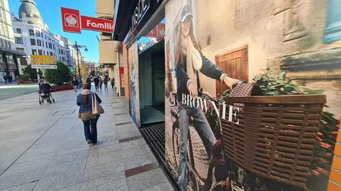 El comercio local se agita en el centro: Brownie se hace con el local de Inside y busca personal. La marca catalana ocupará el antiguo local de Inside en Ordoño II y ofertará seis puestos con contrato indefinido.