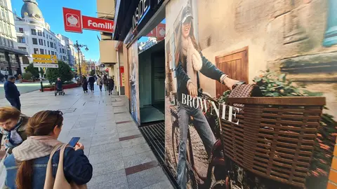 El comercio local se agita en el centro: Brownie se hace con el local de Inside y busca personal. La marca catalana ocupará el antiguo local de Inside en Ordoño II y ofertará seis puestos con contrato indefinido.