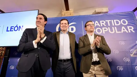 El presidente del PPCyL, Alfonso Fernández Mañueco clausura la Junta Directiva del Partido Popular de León, acompañado por el presidente de la gestora en la provincia, Juan Carlos Suárez Quiñones y otros cargos públicos y afiliados del PP en León. Fotos: Campillo