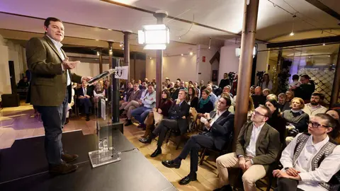 El presidente del PPCyL, Alfonso Fernández Mañueco clausura la Junta Directiva del Partido Popular de León, acompañado por el presidente de la gestora en la provincia, Juan Carlos Suárez Quiñones y otros cargos públicos y afiliados del PP en León. Fotos: Campillo