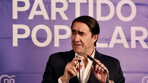 El presidente del PPCyL, Alfonso Fernández Mañueco clausura la Junta Directiva del Partido Popular de León, acompañado por el presidente de la gestora en la provincia, Juan Carlos Suárez Quiñones y otros cargos públicos y afiliados del PP en León. Fotos: Campillo