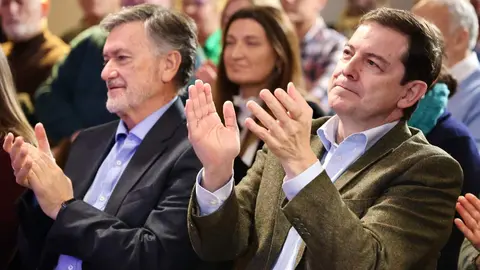 El presidente del PPCyL, Alfonso Fernández Mañueco clausura la Junta Directiva del Partido Popular de León, acompañado por el presidente de la gestora en la provincia, Juan Carlos Suárez Quiñones y otros cargos públicos y afiliados del PP en León. Fotos: Campillo