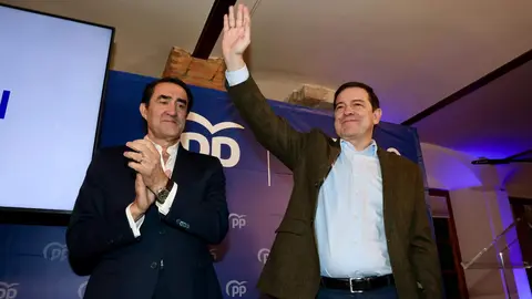 El presidente del PPCyL, Alfonso Fernández Mañueco clausura la Junta Directiva del Partido Popular de León, acompañado por el presidente de la gestora en la provincia, Juan Carlos Suárez Quiñones y otros cargos públicos y afiliados del PP en León. Fotos: Campillo