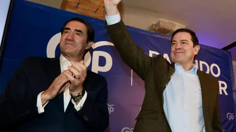 El presidente del PPCyL, Alfonso Fernández Mañueco clausura la Junta Directiva del Partido Popular de León, acompañado por el presidente de la gestora en la provincia, Juan Carlos Suárez Quiñones y otros cargos públicos y afiliados del PP en León. Fotos: Campillo