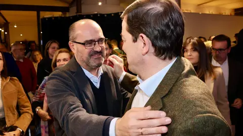 El presidente del PPCyL, Alfonso Fernández Mañueco clausura la Junta Directiva del Partido Popular de León, acompañado por el presidente de la gestora en la provincia, Juan Carlos Suárez Quiñones y otros cargos públicos y afiliados del PP en León. Fotos: Campillo