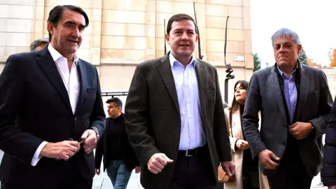 El presidente del PPCyL, Alfonso Fernández Mañueco clausura la Junta Directiva del Partido Popular de León, acompañado por el presidente de la gestora en la provincia, Juan Carlos Suárez Quiñones y otros cargos públicos y afiliados del PP en León. Fotos: Campillo