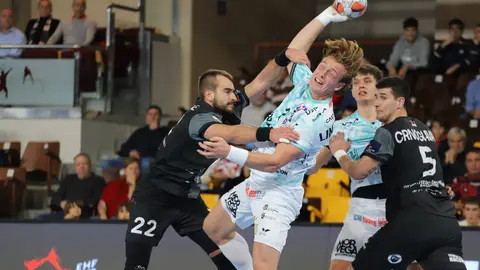 El Abanca Ademar afronta un duelo clave en la Liga Europea ante el Partizán de Belgrado, un duelo de poder a poder con el aliento de la grada del Palacio. Foto: Isaac Llamazares