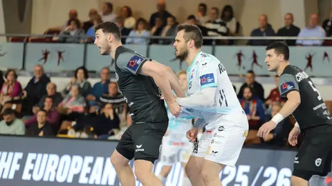 El Abanca Ademar afronta un duelo clave en la Liga Europea ante el Partizán de Belgrado, un duelo de poder a poder con el aliento de la grada del Palacio. Foto: Isaac Llamazares