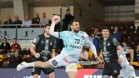El Abanca Ademar afronta un duelo clave en la Liga Europea ante el Partizán de Belgrado, un duelo de poder a poder con el aliento de la grada del Palacio. Foto: Isaac Llamazares