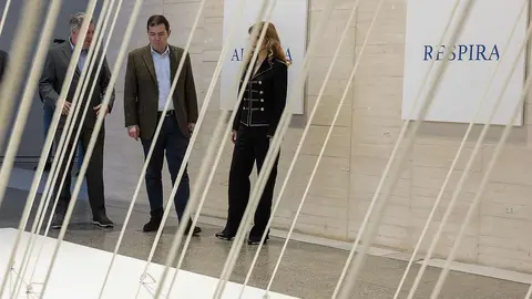 El presidente de la Junta de Castilla y León, Alfonso Fernández Mañueco, visitó este miércoles en León la exposición 'Yoko Ono. Insound and Instructure', una amplia selección de trabajos de la creadora japonesa que el Museo de Arte Contemporáneo de Castilla y León (Musac) ofrece al público hasta el 17 de mayo de 2026.