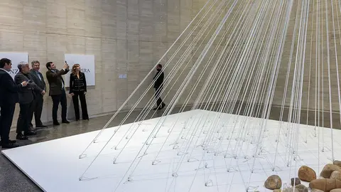 El presidente de la Junta de Castilla y León, Alfonso Fernández Mañueco, visitó este miércoles en León la exposición 'Yoko Ono. Insound and Instructure', una amplia selección de trabajos de la creadora japonesa que el Museo de Arte Contemporáneo de Castilla y León (Musac) ofrece al público hasta el 17 de mayo de 2026.